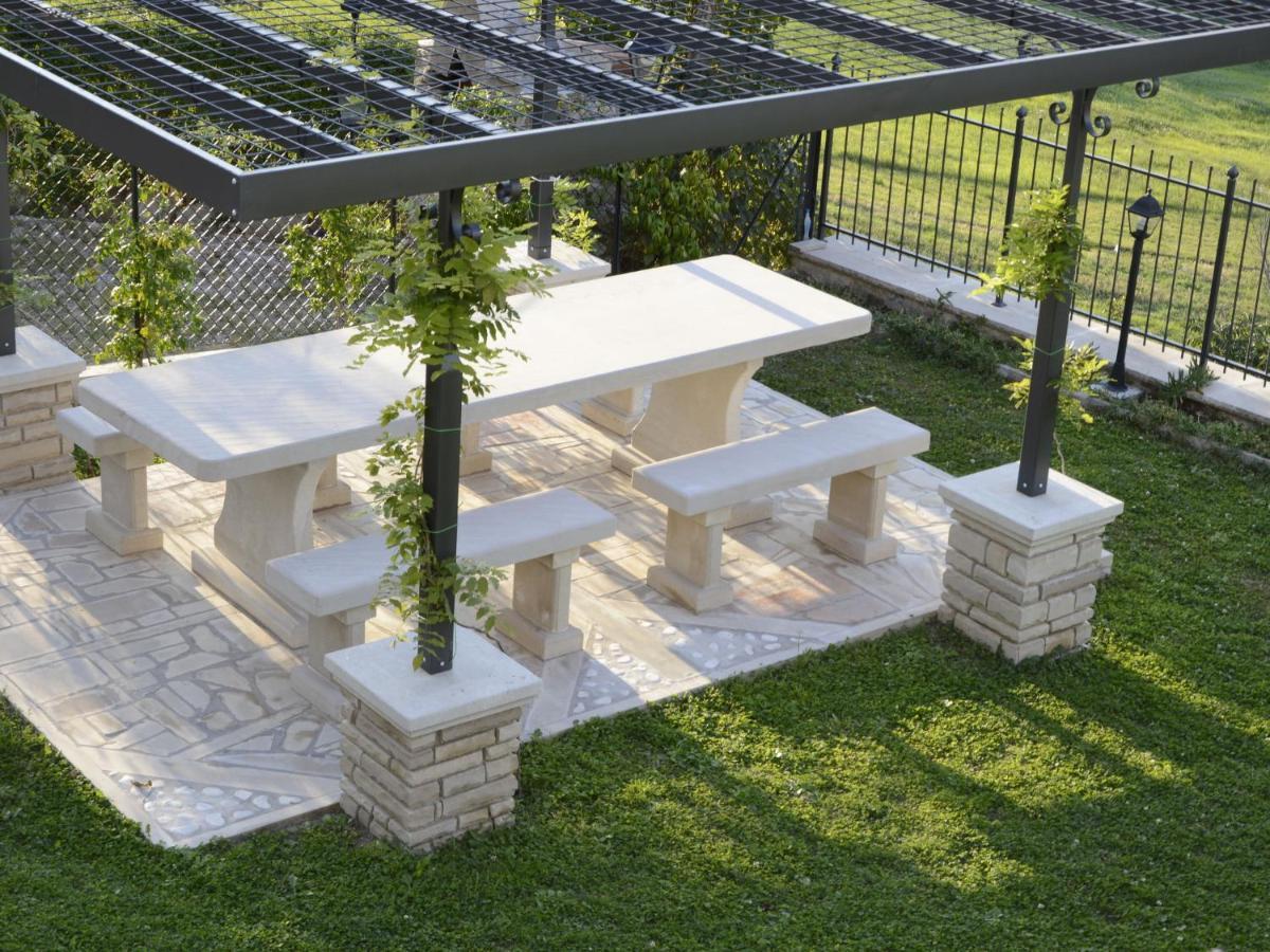 Graceful Apartment with Garden BBQ Heating Garden Furniture Petrella Guidi Exterior foto